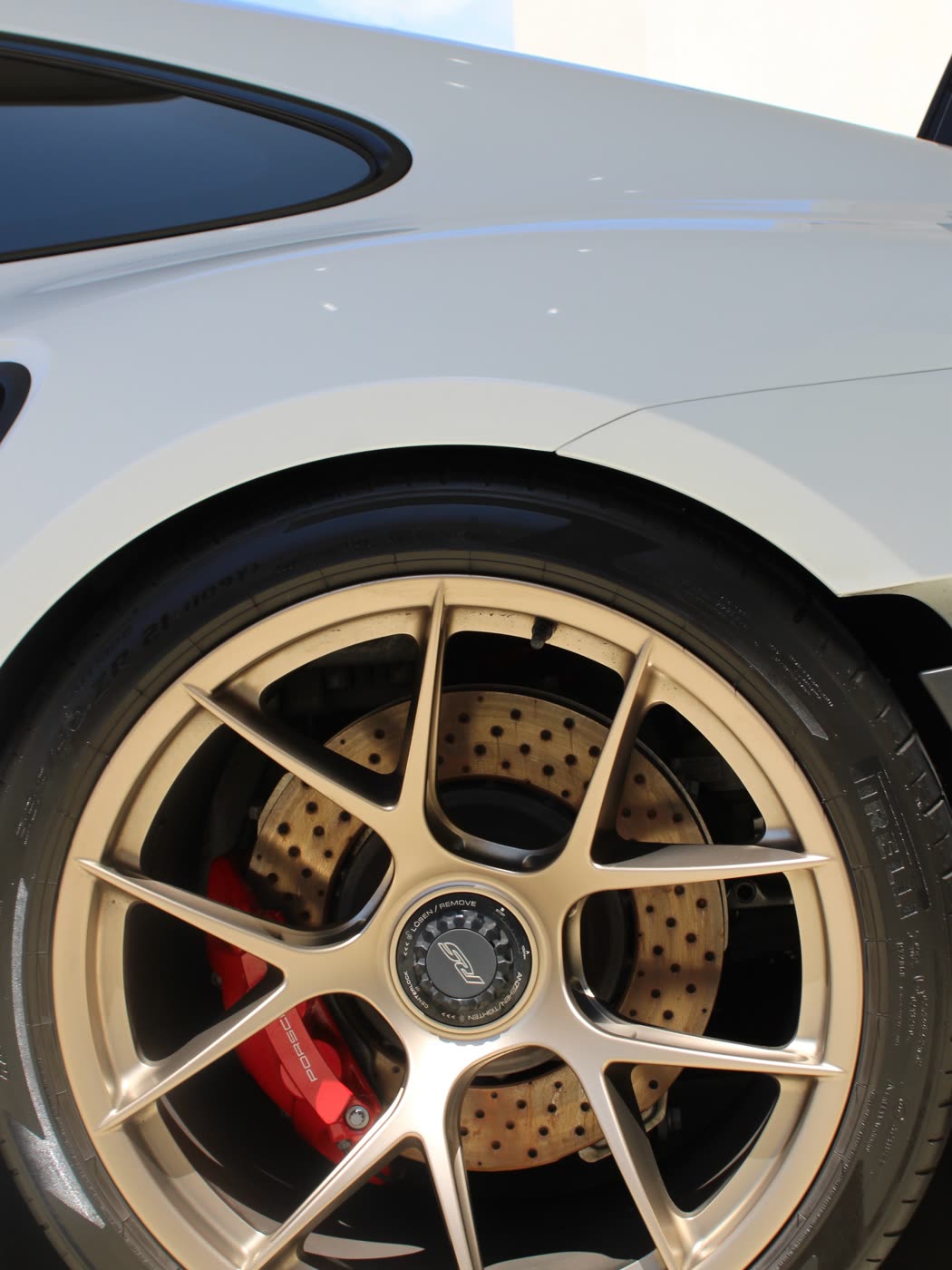 Porsche 911 GT3 RS centre-lock wheel and carbon ceramic brake